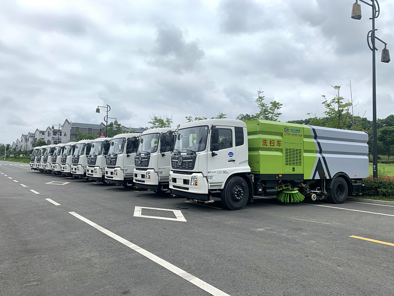 批量市政環(huán)衛(wèi)東風(fēng)天錦洗掃車(chē)交付使用！